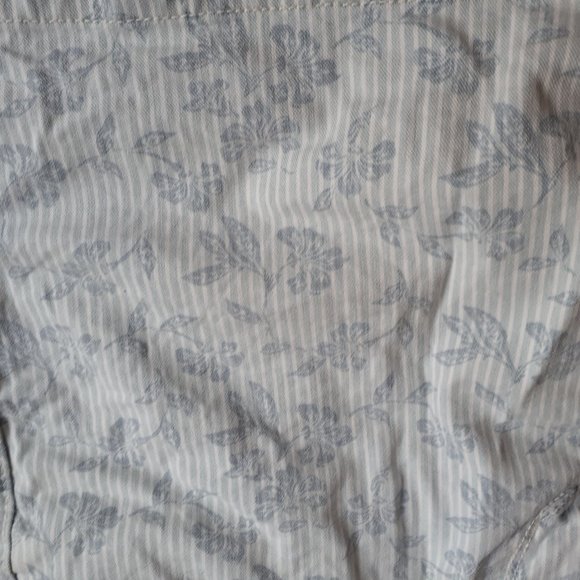 5 for 25 - Blue and white flower jean shorts - Picture 2 of 2